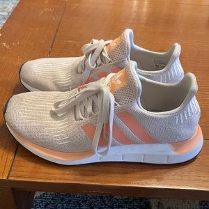 Adidas original swift run women’s 9 coral / tan
